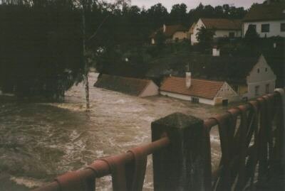 Pohled na zatopen selsk staven pi povodni